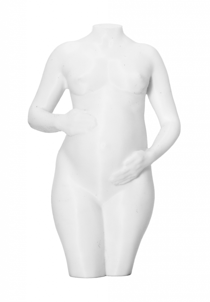 Pieza artística que captura la forma del embarazo con estilo contemporáneo.