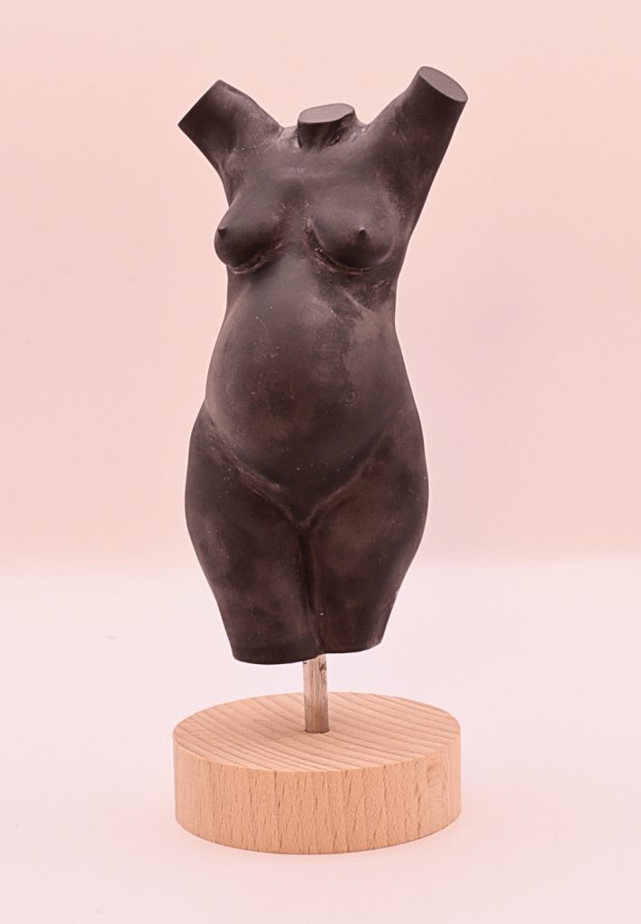 Scultura elegante con finitura premium.